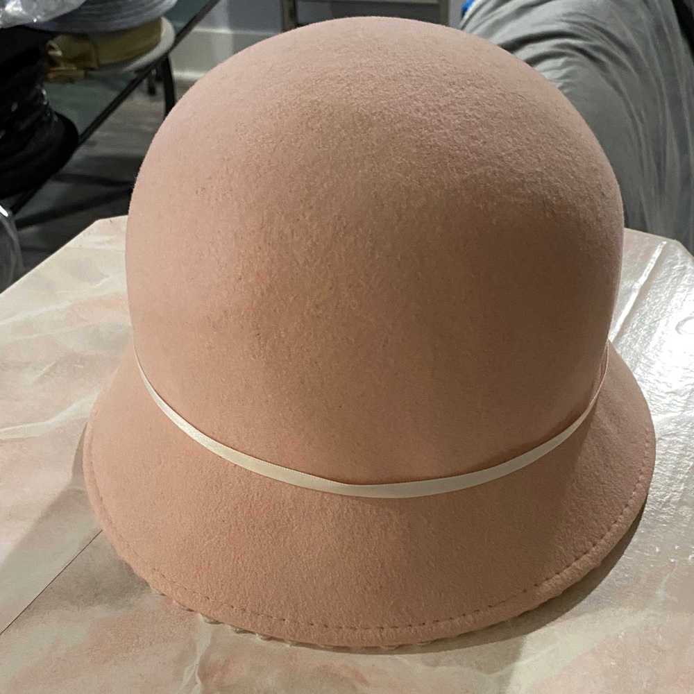 Elegant light Pink Felt Cloche Women's Hat w/white thin band & white trim under